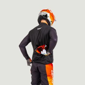 Gilet antipioggia LEATT RaceVest Lite nero eslasticizzato e impermeabile