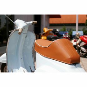 Selle monoplace DIEFFE marron et orange RAL 8023 avec passepoil blanc