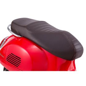 Siège PIAGGIO matelassé marron foncé pour scooters élégants et confortables