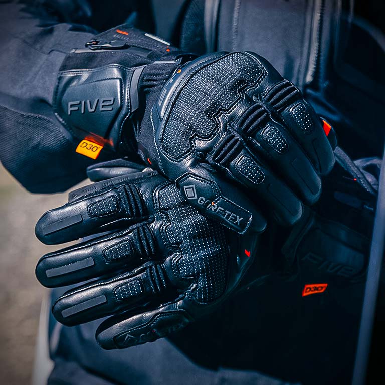 Gloves: summer, winter and racing models for comfort and protection